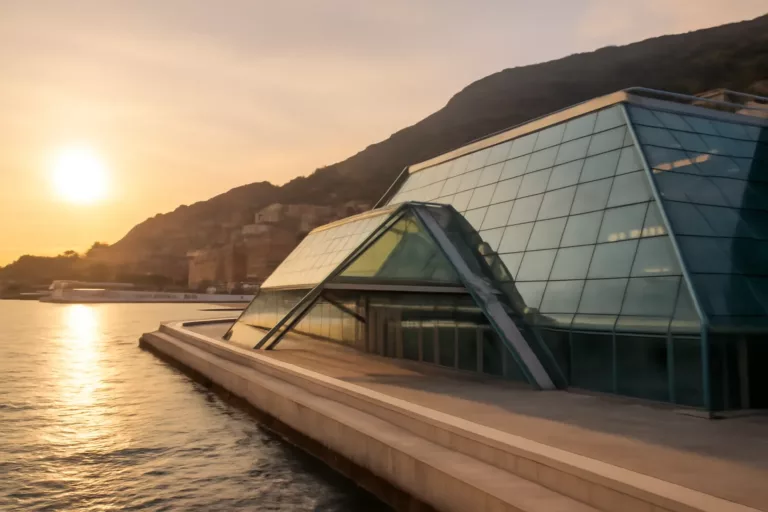 Façade vitrée du Grimaldi Forum Monaco en bord de mer au coucher du soleil